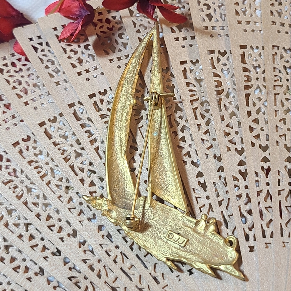Gold Sailboat Brooch - Picture 8 of 10